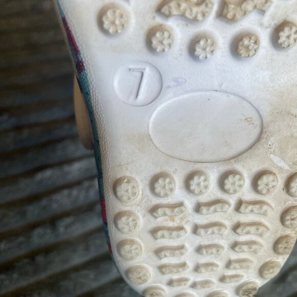 Berkley Jensen Faux Fur Lined Clogs Baby Size 7 White Blue Star Splatter - Picture 6 of 7